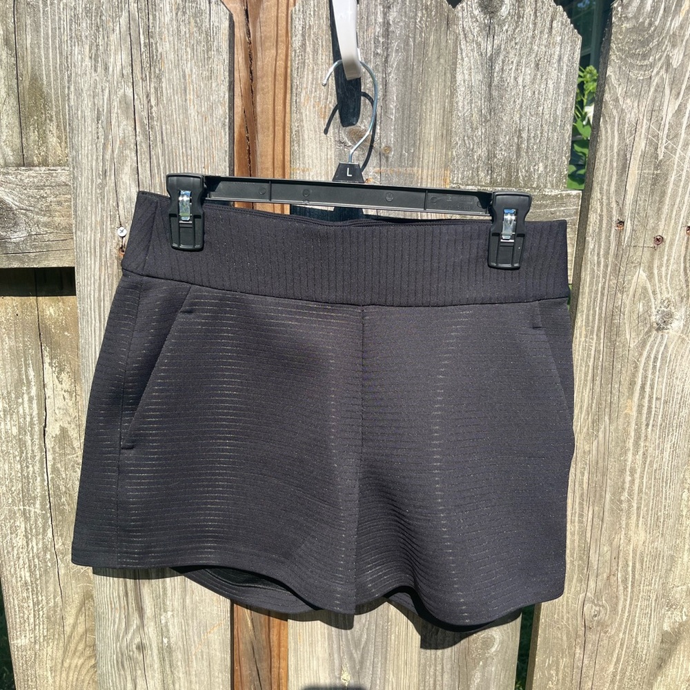 Lululemon Women’s Black Dress shorts pull on elastic waist 2 deep pockets size 6
